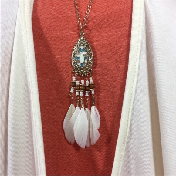 ElleHBoutique Jewelry - Boho Medallion Feather & Bead Tassel Necklace